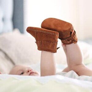 New MINNETONKA Tan Riley Fringe Baby Booties 0-3 Mos Suede Moccasins